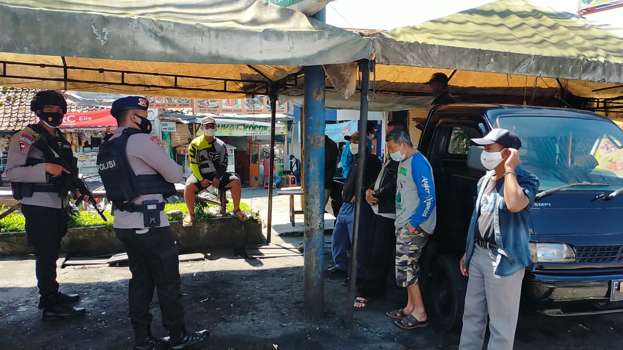 Patroli Brimob Jabar Sampaikan Edukasi Protokol Kesehatan Kepada Masyarakat Ciherang