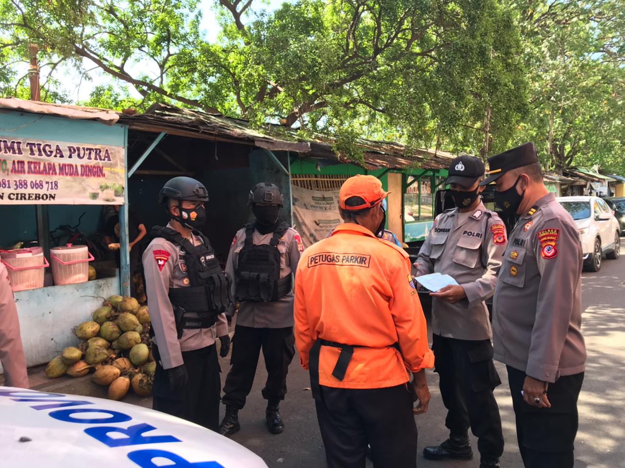 Patroli Gabungan Brimob Jabar Bersama Kewilayahan Edukasi Protokol Kesehatan Warga 