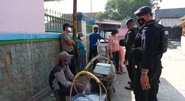 Brimob Jabar Himbau Pedagang Untuk Perketat Protokol Kesehatan