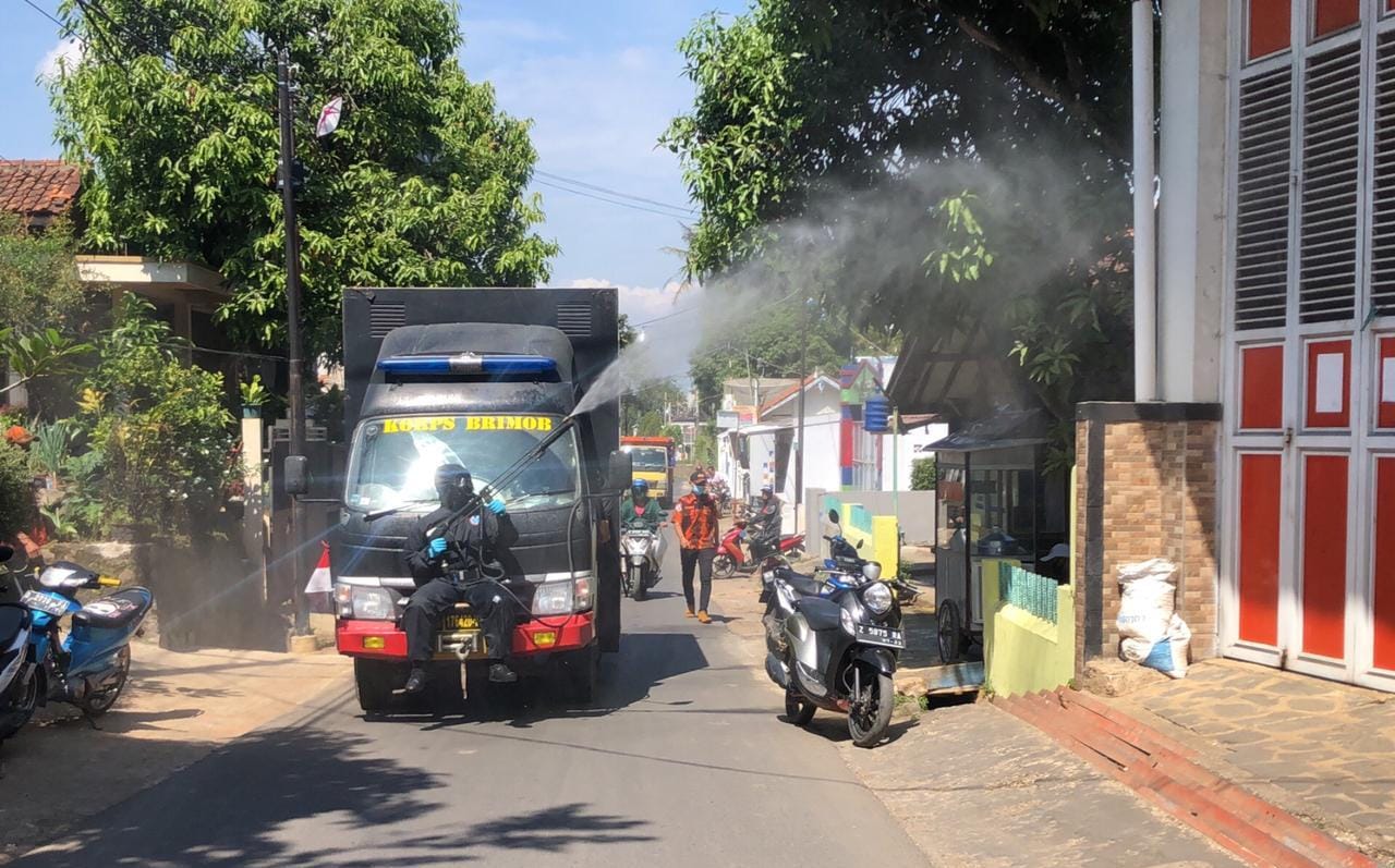 Gandeng Elemen Masyarakat, Gegana Brimob Polda Jabar Lakukan Penyemprotan Disinfektan di Jatinangor