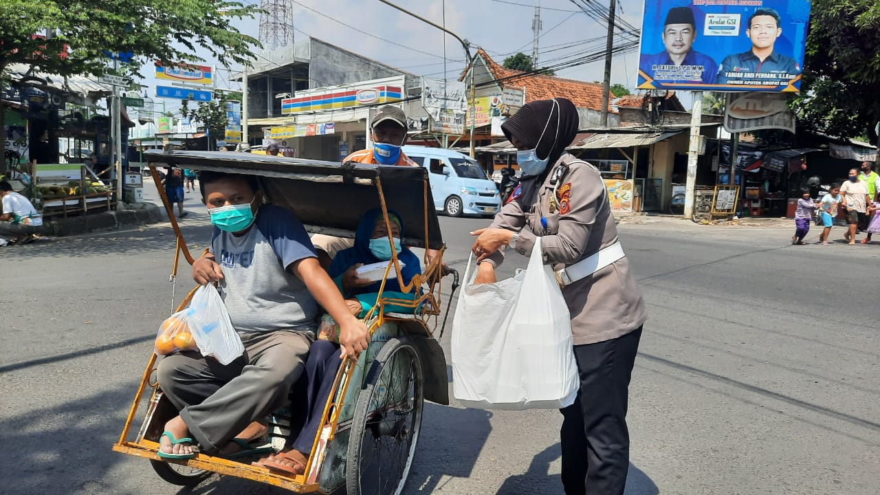 Polresta Cirebon Bagikan ATM Beras Kepada Warga Isoman dan Makanan  Kepada Warga Terdampak PPKM Darurat