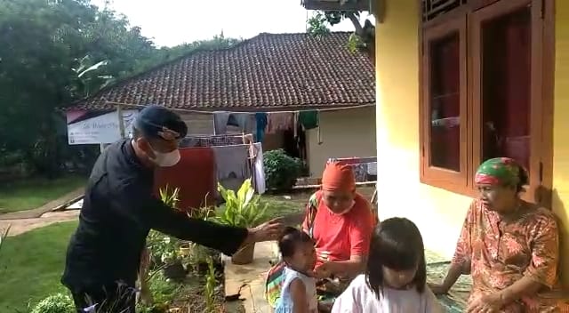 Patroli Sambang Brimob Jabar Sosialisasikan Pencegahan Covid-19 Kepada Warga Desa Cilodong