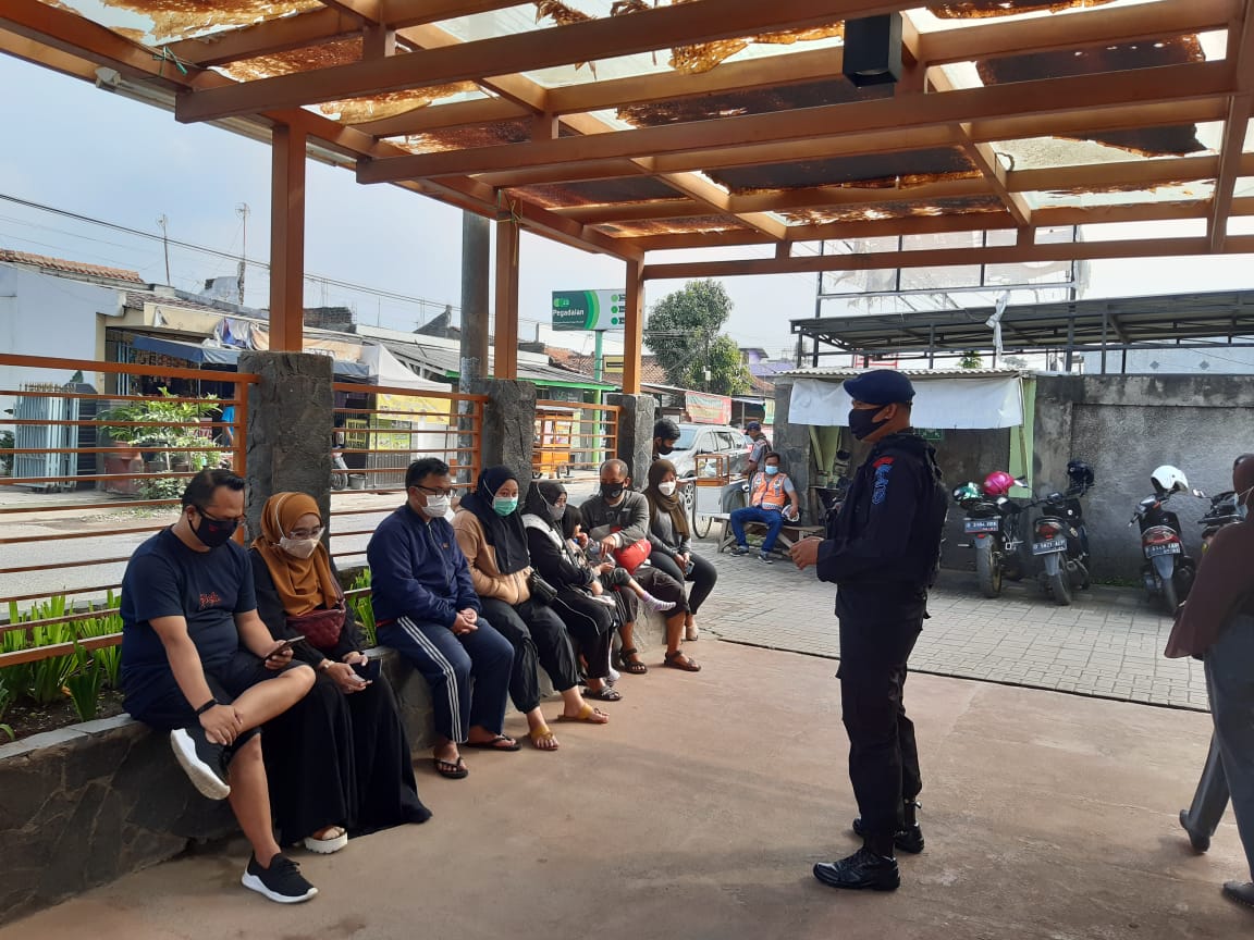 Brimob Polda Jabar Himbau Masyarakat Pentingnya Penerapan Protokol Kesehatan