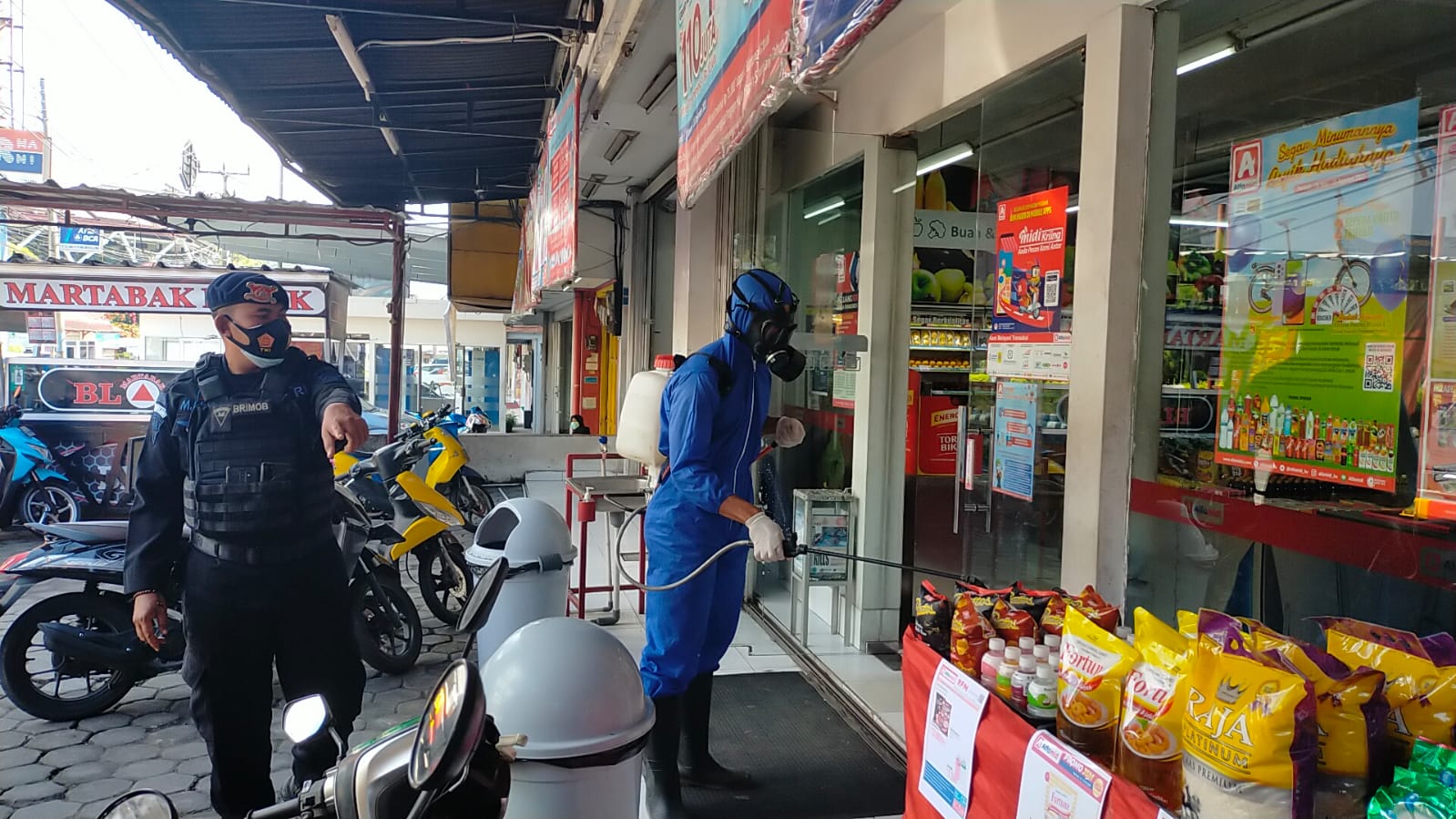 Cegah Penularan Covid-19, Patroli Brimob Jabar Semprotkan Disinfektan Ke Minimarket