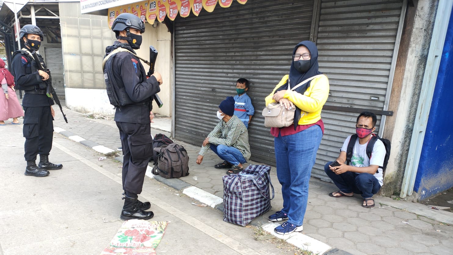 Patroli Brimob Ajak Warga Agar Waspada, Tetap Disiplin Menggunakan Masker