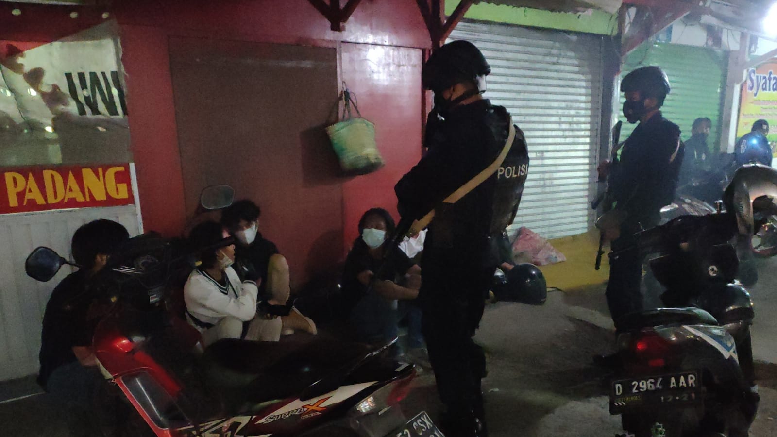 Brimob Jabar Ingatkan Remaja Sekitar Jatinangor Terapkan Prokes