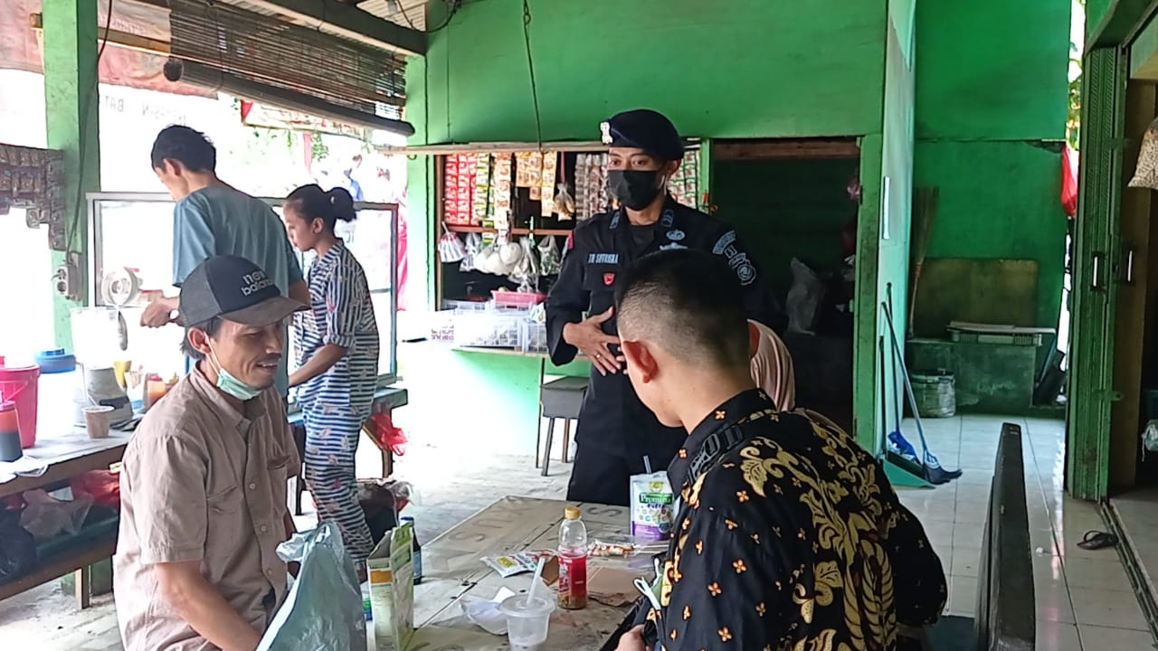 Brimob Jabar Sambangi Warga Cilodong Untuk Bekali Pesan Tentang Protokol Kesehatan