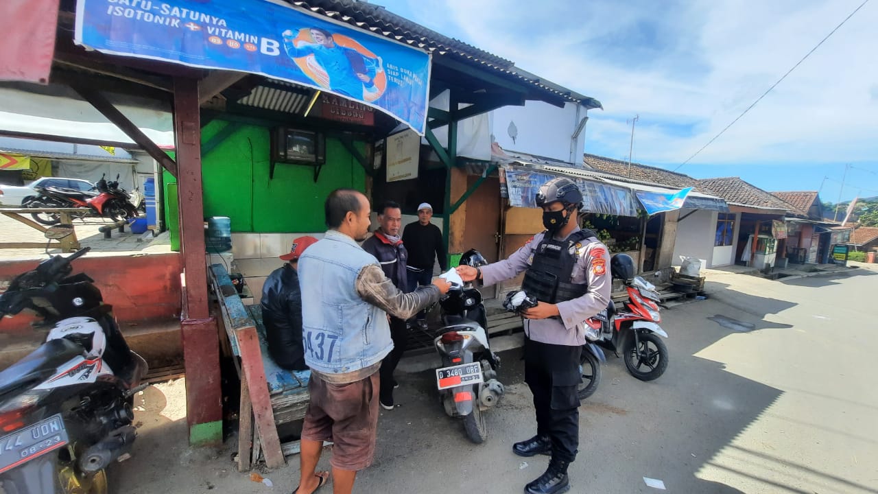 Brimob Jabar Kembali Bagikan Masker Gratis Ke Pangkalan Ojek Nyampay