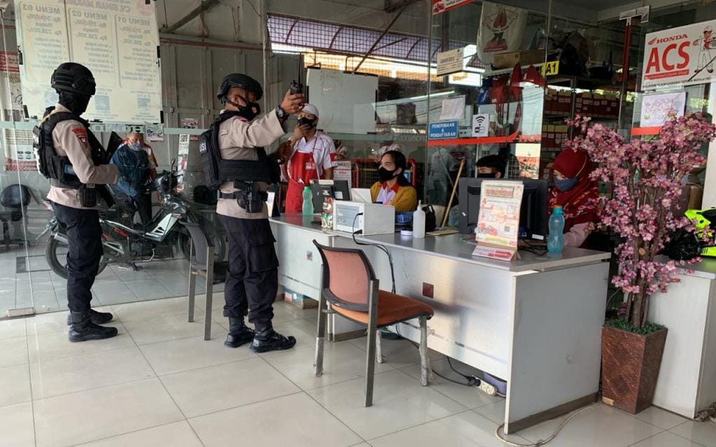 Patroli Brimob Polda Jabar Lakukan Monitoring Pelaksanaan Prokes Di Lingkungan Dealer