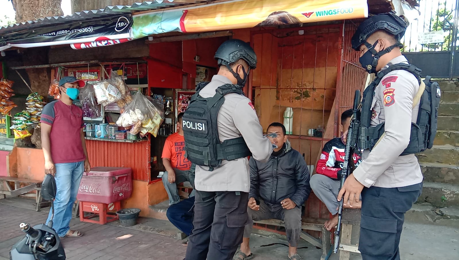 Anggota Brimob Jabar Imbau AKB dan PPKM Darurat Kepada Warga Yang Lalai Protokol Kesehatan