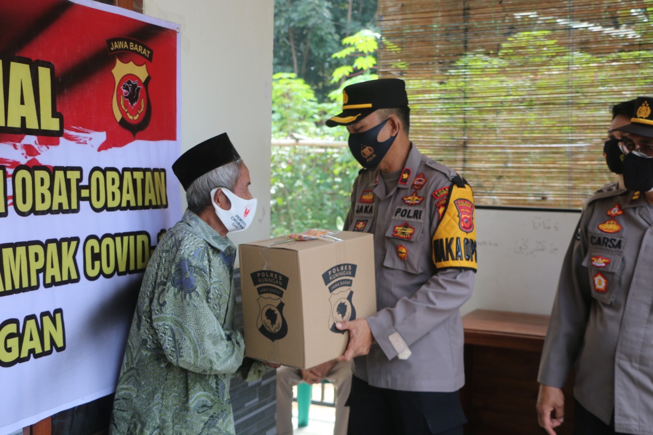 Masa PPKM Darurat Polisi Terus Bagikan 150 Paket Sembako Dan Obat-Obatan Kepada Warga Yang Isoman
