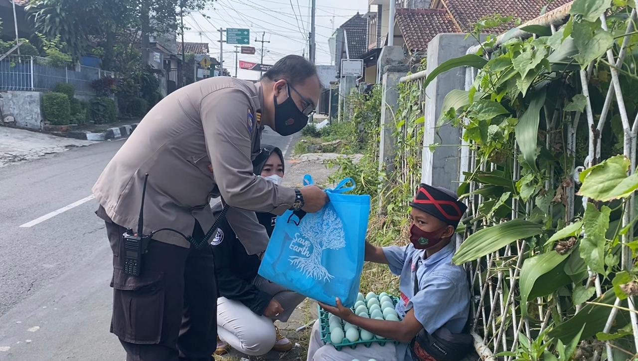 Polri Tak Kenal Lelah Bagikan Sembako Pada Masyarakat Terdampak Covid-19 Dimasa PPKM Darurat
