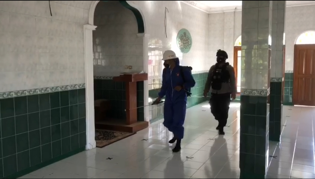 Pastikan Steril Dari Virus, Brimob Jabar Semprotkan Disinfektan Tempat Ibadah 