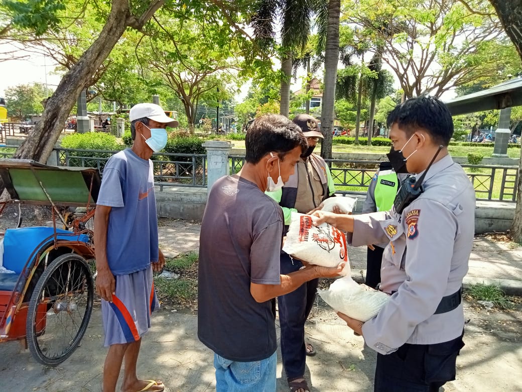 Kabid Humas Polda Jabar : Polisi Berikan Bantuan Sosial Kepada Para Tukang Becak Dalam PPKM Darurat