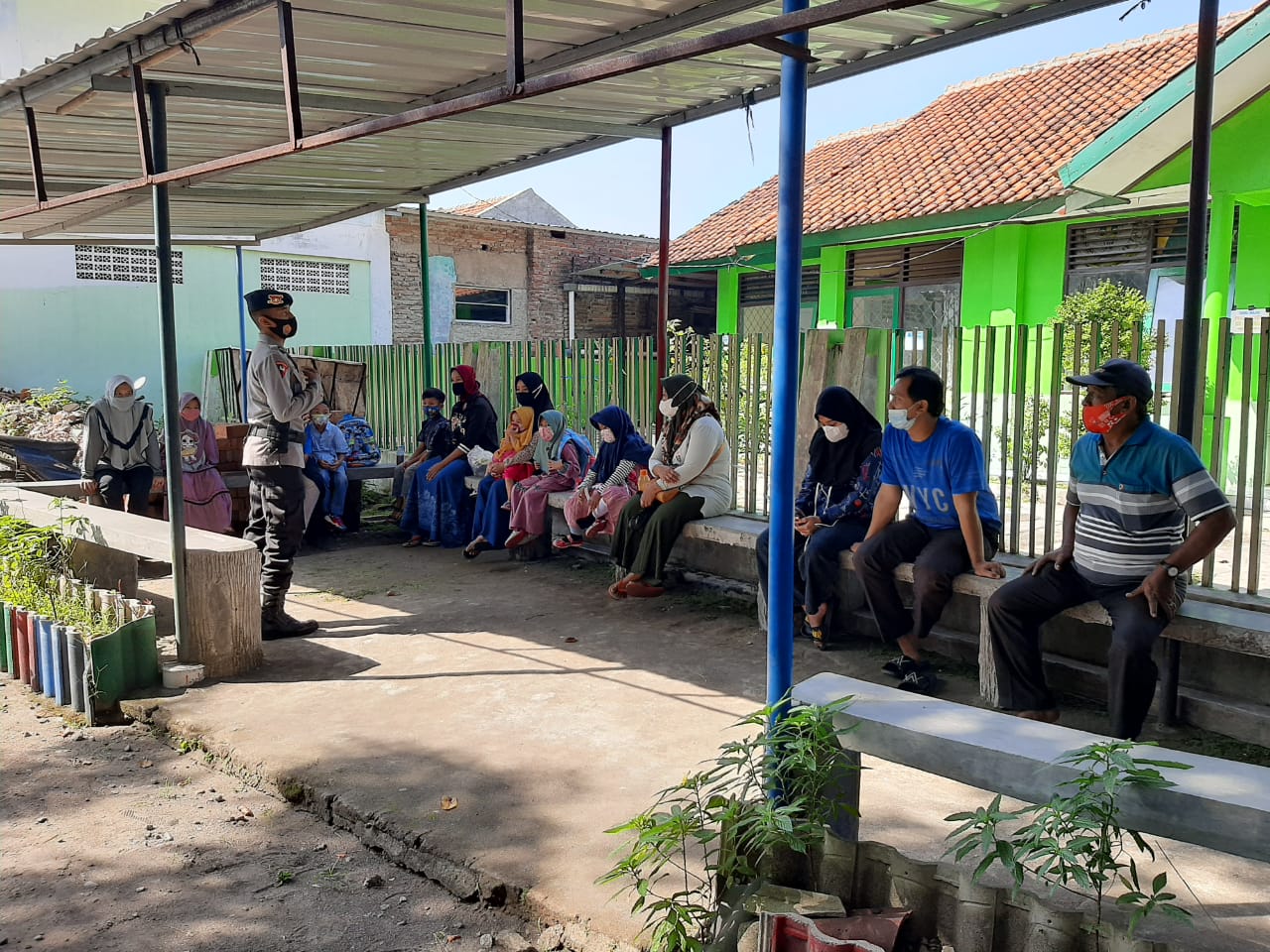 Brimob Jabar Himbau Prokes Kepada Warga Kecomberan
