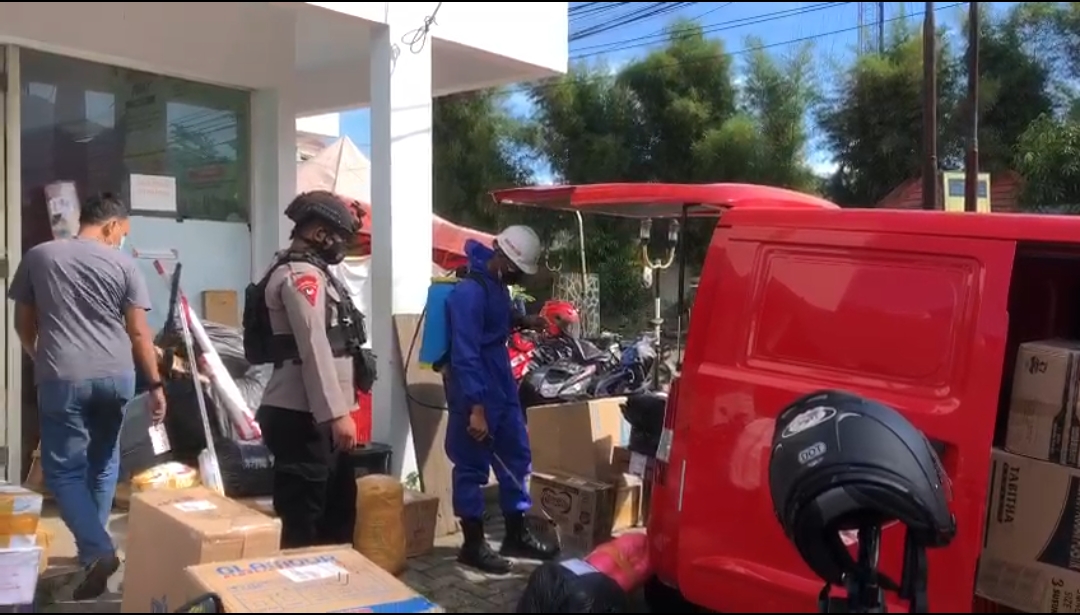 Minimalisir Penyebaran Corona, Brimob Jabar Semprot Disinfektan Kantor Ninja Express