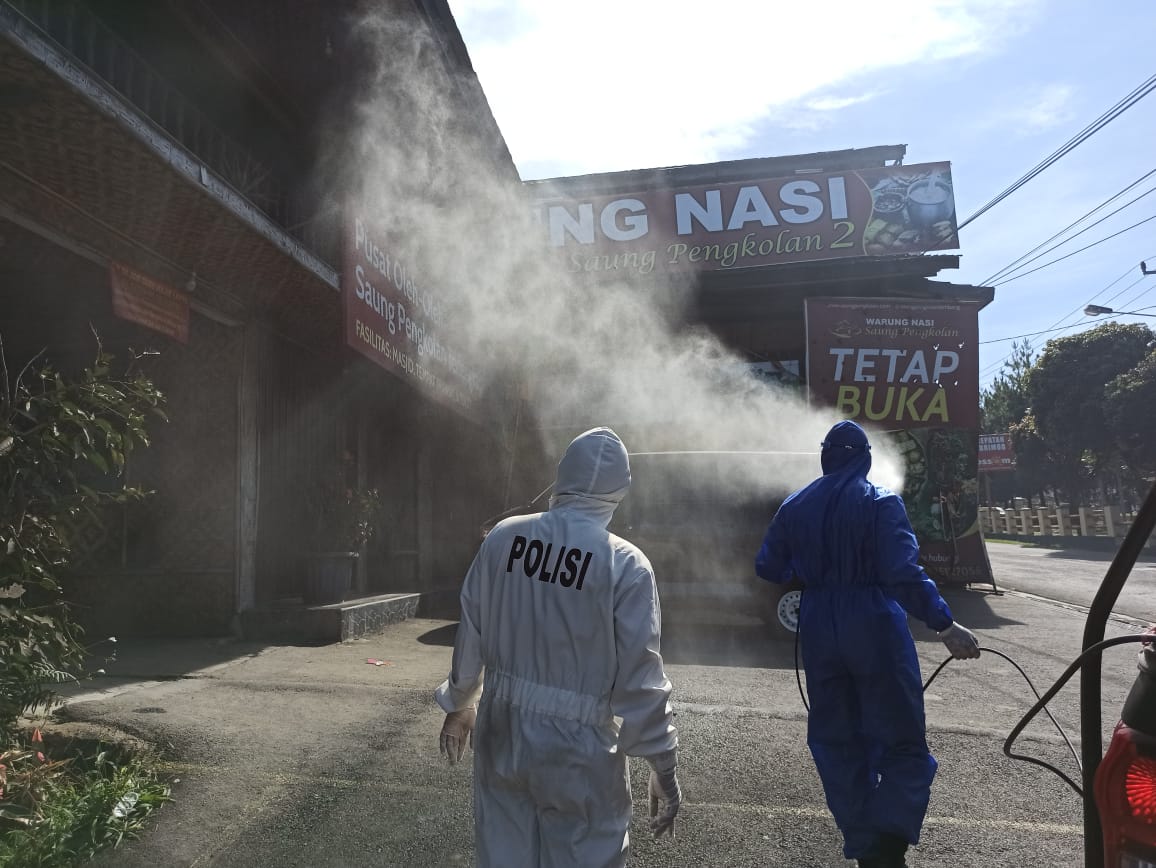 Terus Tekan Penyebaran Covid-19, Brimob Polda Jabar Semprotkan Desinfektan di Rumah Makan