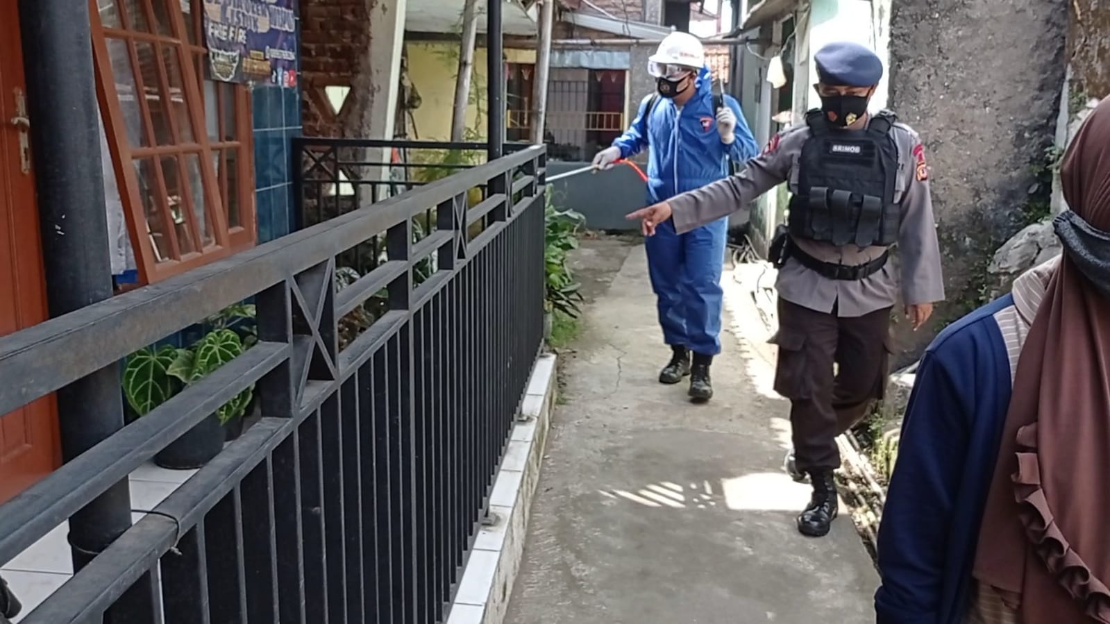 Brimob Jabar Lakukan Penyemprotan Disinfektan Di Lingkungan Desa Cintamulya