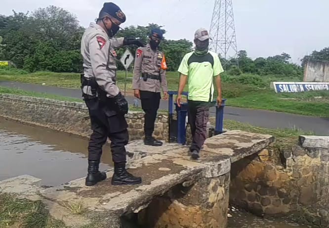 Tanggap Bencana Banjir, Tim SAR Brimob Jabar Cek Saluran Irigasi Kedawung