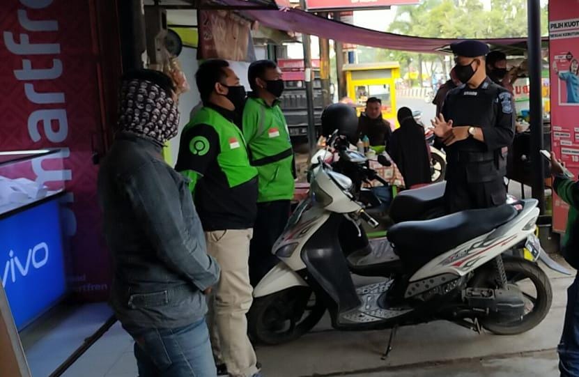 Patroli Brimob Jabar Himbau Para Ojol Tetap Patuhi Prokes