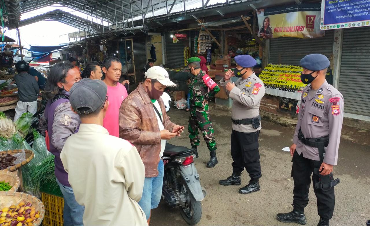 Brimob Jabar Bersinergi Dengan TNI Himbau Masyarakat Di Pasar Cipanas Untuk Selalu Terapkan Prokes 