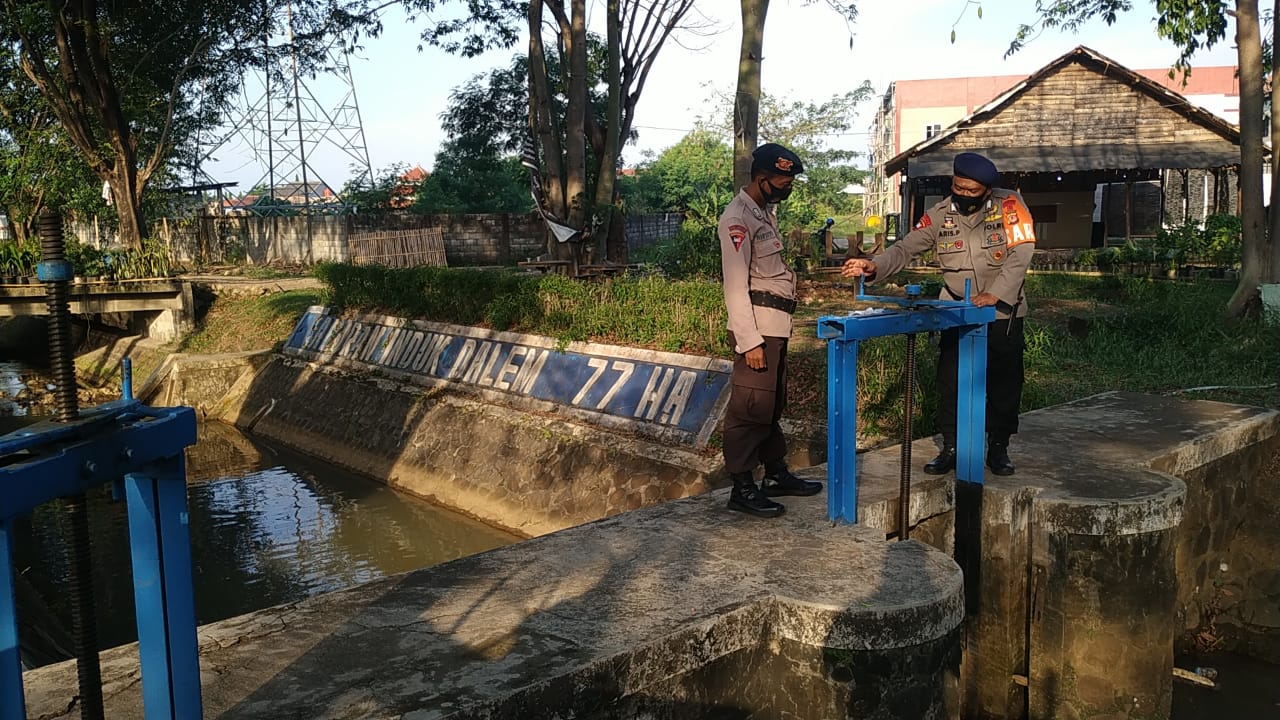 Antisipasi Banjir, Siaga SAR Brimob Jabar Cek Kondisi Debit Air Sungai Kalijaga