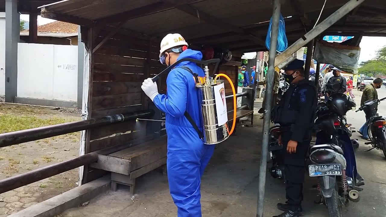 Pangkalan Ojek Cipasir Jadi Sasaran Penyemprotan Disinfektan Anggota Brimob Jabar