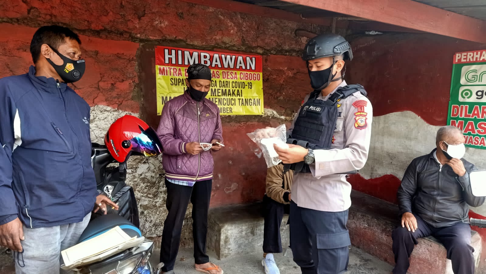 Personel Brimob Jabar Bagikan Masker Gratis Di Pangkalan Ojek Ditengah PPKM Darurat