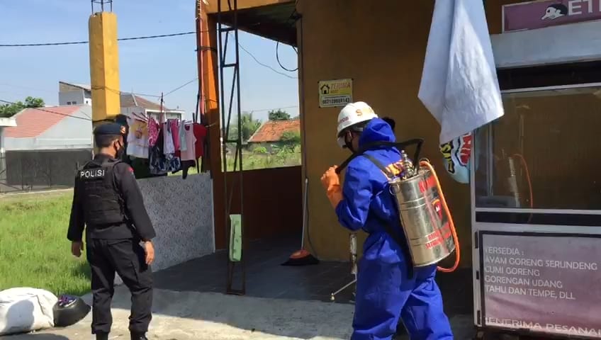 PPKM Darurat Diperpanjang, Brimob Jabar Melakukan Penyemprotan Desinfektan Di Lingkungan Padat Penduduk