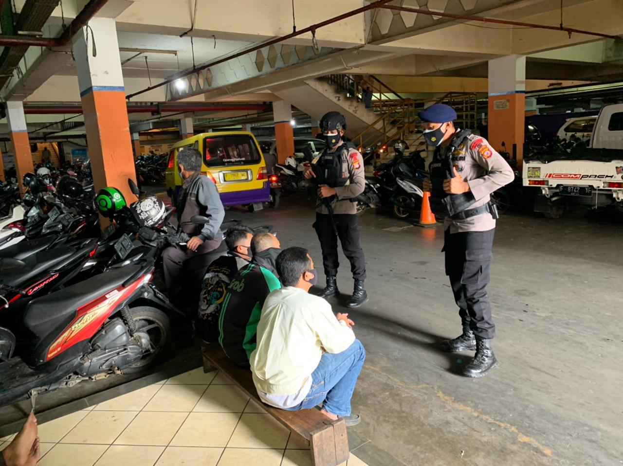 Patroli Brimob Jabar Berikan Edukasi Prokes Ke Pasar Cipanas