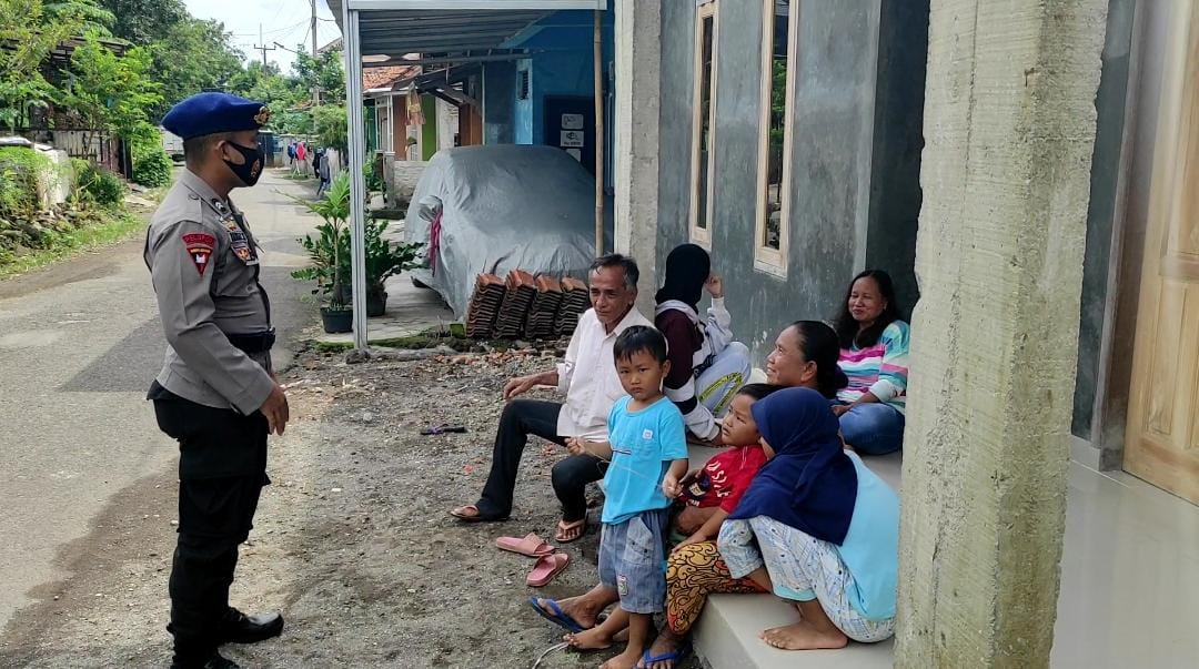Patroli Brimob Jabar Sampaikan Prokes Kepada Warga Kesambi