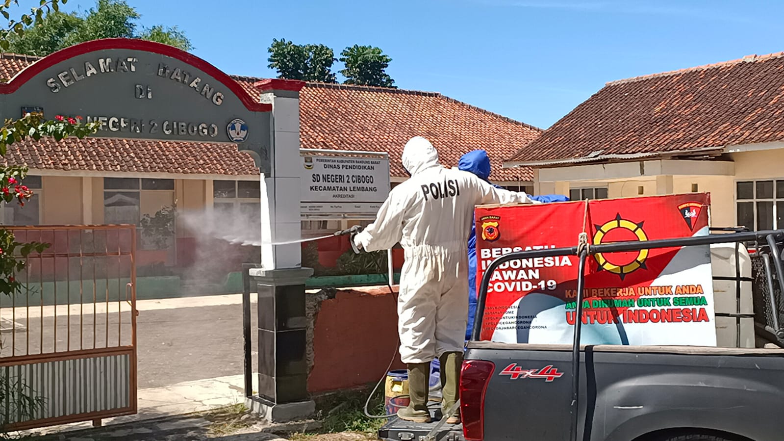 Cegah Covid-19, Brimob Jabar Semprotkan Disinfektan Di Lingkungan SDN 2 Cibogo Lembang