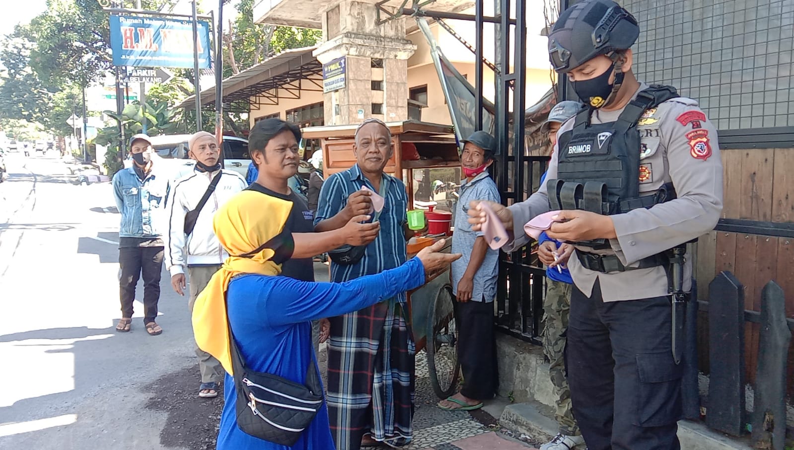 Anggota Brimob Jabar Bagikan Masker Gratis Dan Edukasi PPKM Kepada Masyarakat Cianjur