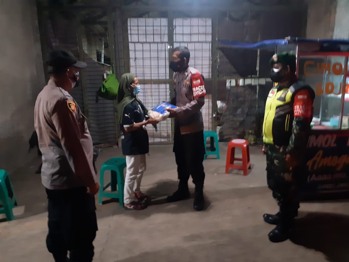 Koramil Banjaran Dan Polsek Cangkuang, Laksanakan Patroli PPKM Darurat Level 4 Dan Bagikan Paket Beras