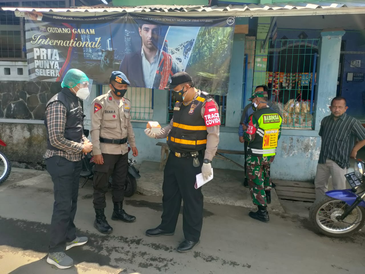 Sinergitas TNI – Polri Sosialisasikan PPKM Level 4 Kepada Warga Lembang