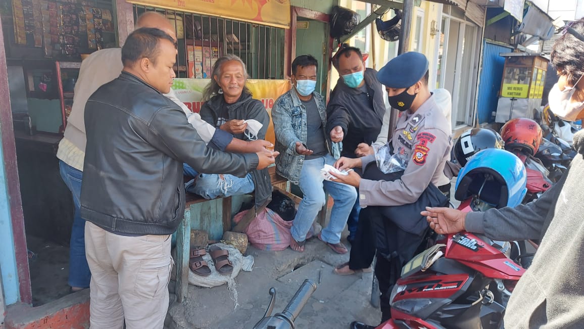 Perangi Covid-19 Brimob Polda Jabar Bagikan Masker Kepada Masyarakat