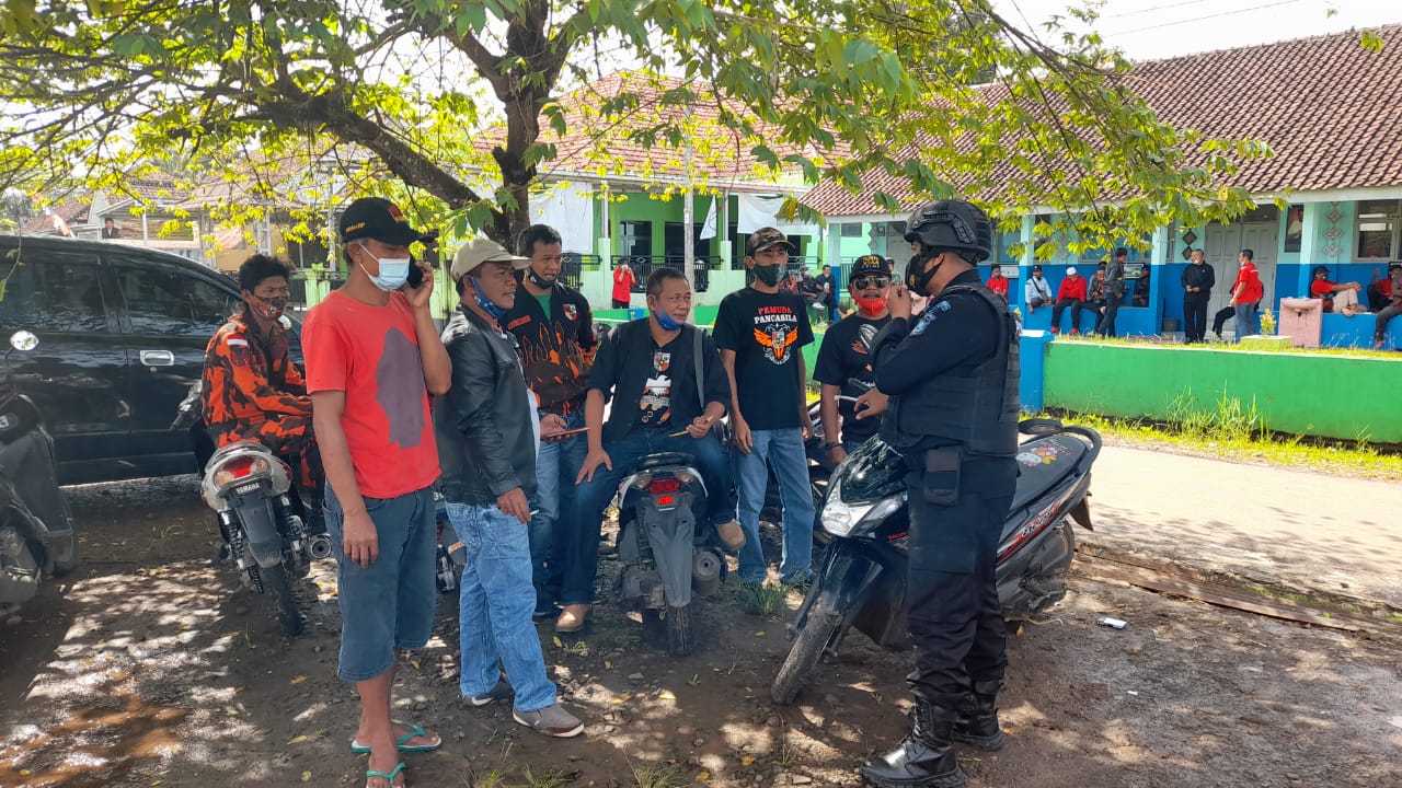 Patroli Brimob Polda Jabar Himbau Warga Kurangi Mobilitas Di Masa PPKM