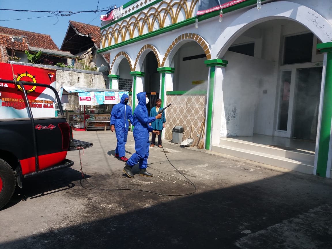Masjid Ar-Rahman Jadi Sasaran Penyemprotan Disinfektan Anggota Brimob Jabar