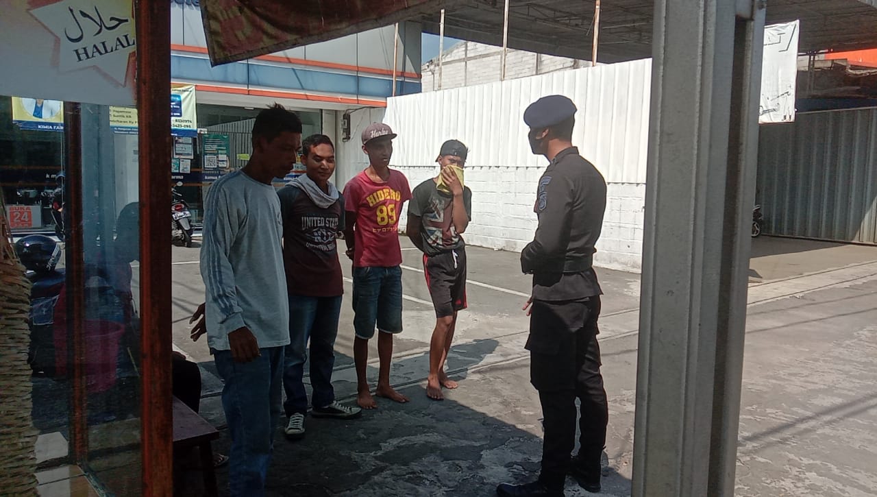 Brimob Jabar Rutin Berikan Himbauan Prokes Kepada Warga Talun
