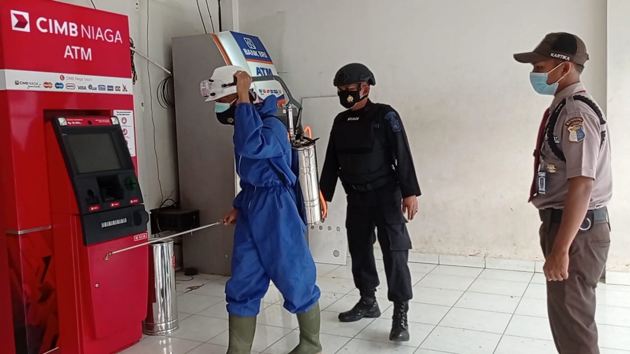 Cegah Virus Covid-19 Brimob Jabar Laksanakan Penyemprotan Disinfektan di ATM Kampus UNPAD Sumedang