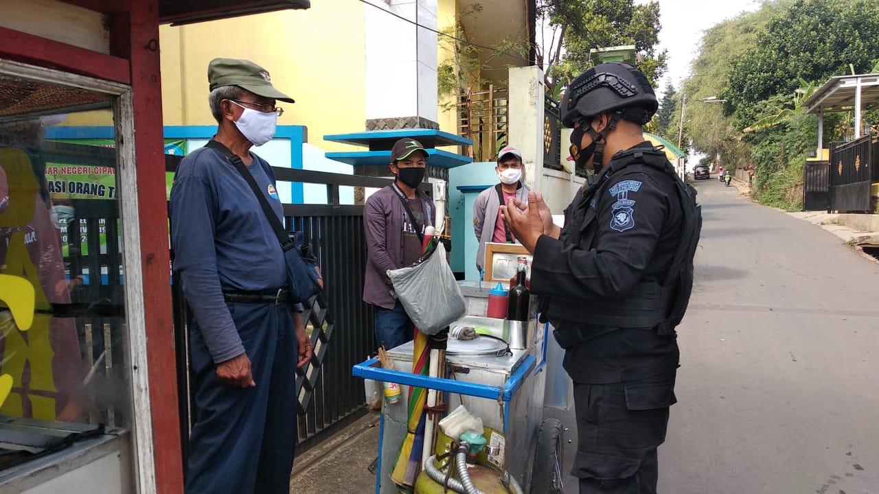 Anggota Brimob Jabar Sosialisi Prokes Ke Masyarakat Rancaekek Guna Memutus Penyebaran Covid-19