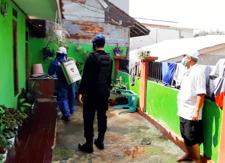 Brimob Jabar Terus Lakukan Penyempotan Desinfektan Secara Berkala Di Lingkungan Masyarakat