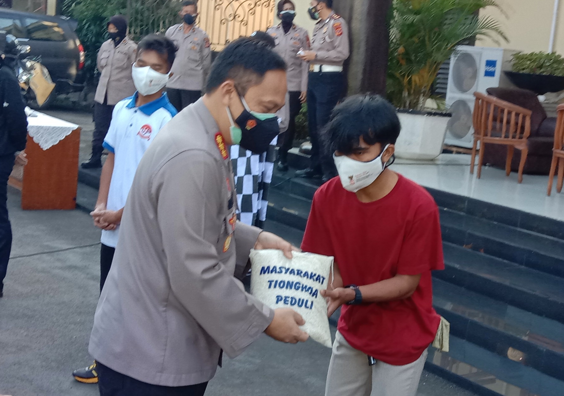 Polrestabes Bandung Gelar Baksos Bantu Warga Terdampak PPKM Darurat