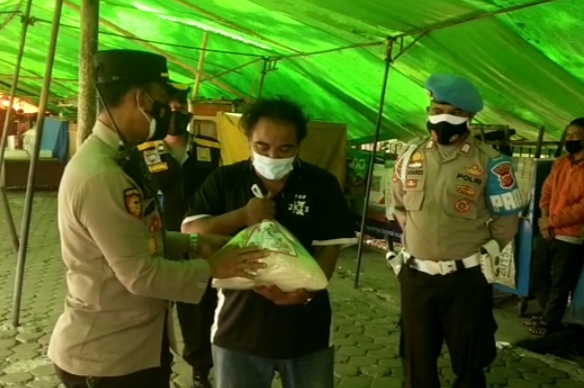 Pembagian Sembako Untuk PKL dan Warga Terdampak PPKM- Darurat di Kec.Bandung Wetan