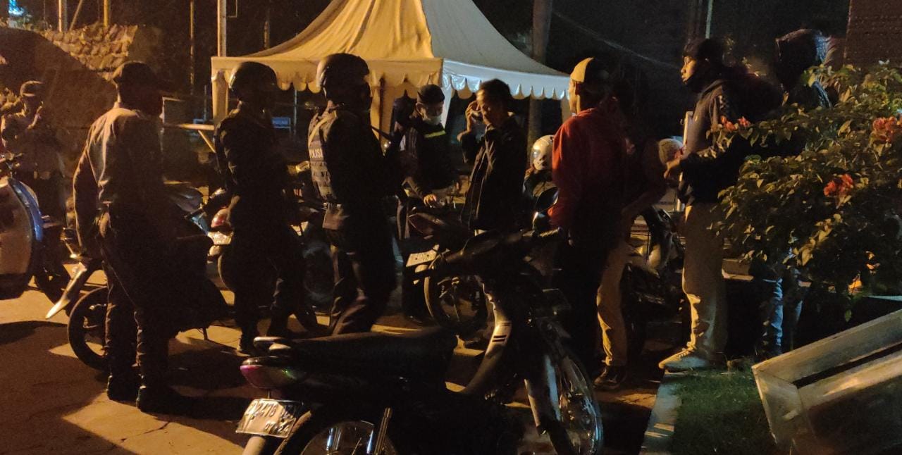 Jaga Kamtibmas Dan Cegah Penyebaran Covid-19, Brimob Jabar Himbau Warga Jatinangor Patuhi Prokes