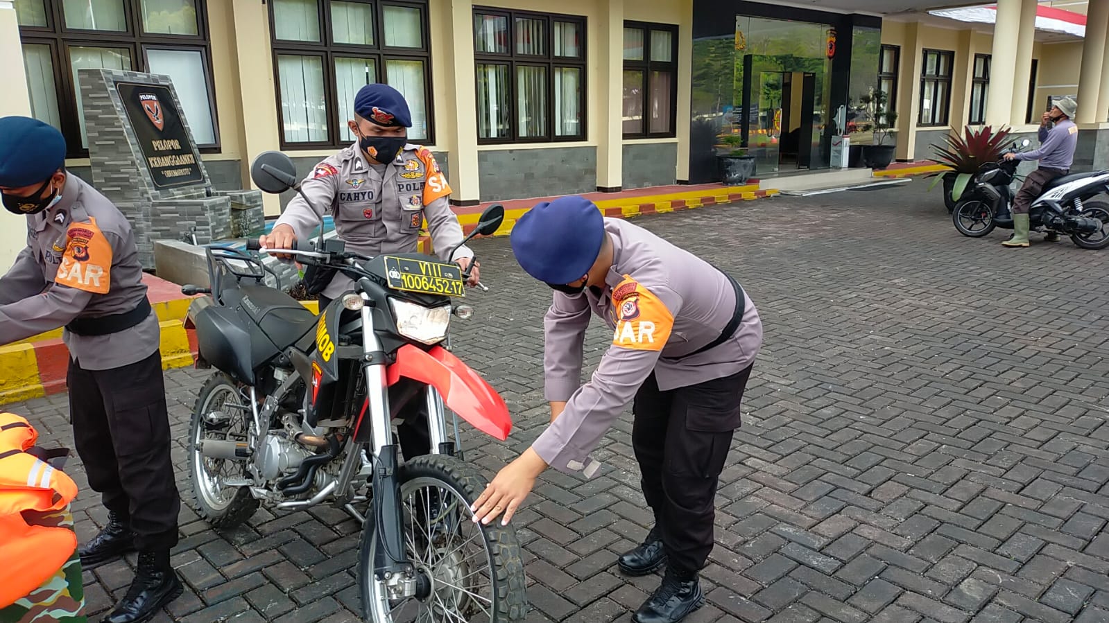 Tanggap Bencana, Brimob Jabar Siagakan Tim SAR Di Mako Batalyon B Cipanas