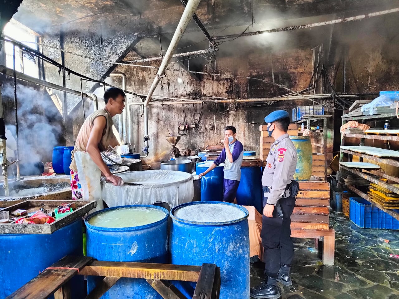 Personel Brimob Jabar Berikan Himbauan Protokol Kesehatan di Pabrik Tahu Lembang
