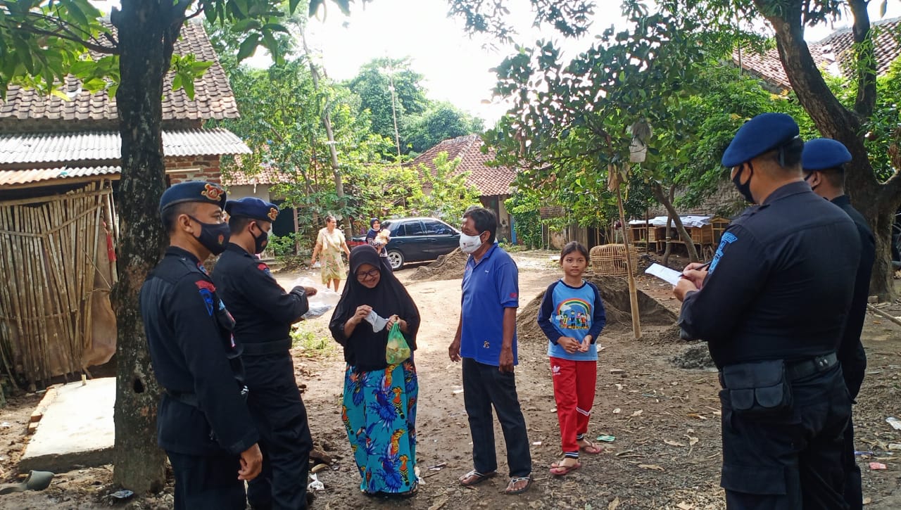 Brimob Jabar Bagikan Masker Gratis Kepada Masyarakat Arjawinangun