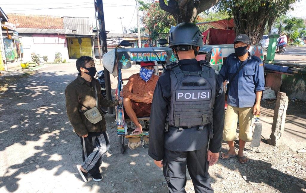 Patroli Brimob Ingatkan Tukang Becak Agar Perketat Prokes Saat PPKM