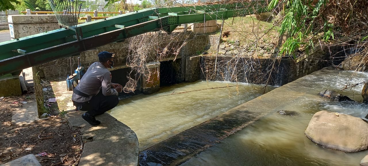 Siaga Kemanusiaan “SAR” Brimob Jabar Siaga Bencana Banjir Rutin Kontrol Saluran Sekunder Dan Pintu Sungai